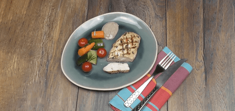 Blanc de Poulet au romarin dans une assiette avec des petits légumes