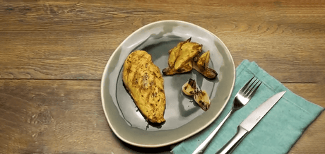 Blanc de poulet saveurs méditerranéennes accompagné de légumes sur une assiette grise