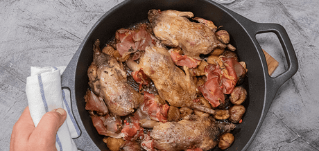 Cailles rôties, jambon cru et châtaignes