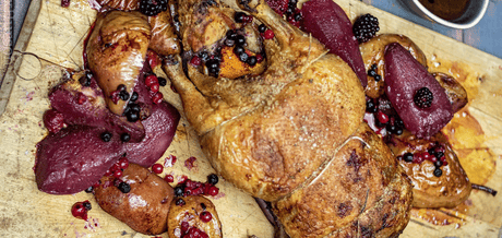 Canette rôtie au vin chaud, poires et fruits rouges