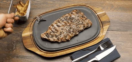 Escalope de veau citron et thym sur une planche en bois
