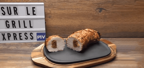 Filet de Dinde Abricots et Figues scindé en deux sur une assiette grise