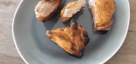 Poulet tandori découpé dans une assiette grise