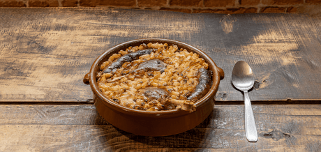 Cassoulet toulousain maison dressé sur une table en bois