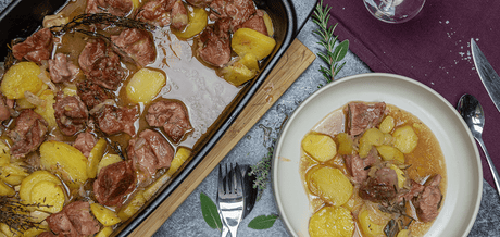 Agneau Boulangère dans un plat entouré de pommes de terre