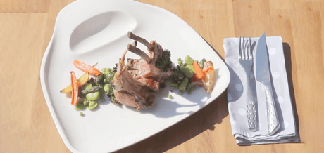 Assiette de carré d'agneau en croûte d'herbes