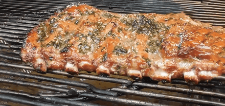 Coustellous de Porc Miel et Gingembre sur une grille de barbecue