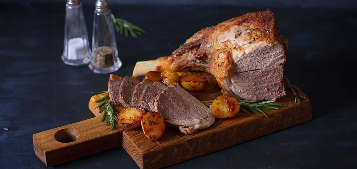 Gigot d'agneau rôti avec des pommes de terre