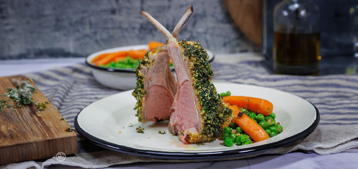 Côtelettes d'agneau aux herbes avec des petits pois et carottes