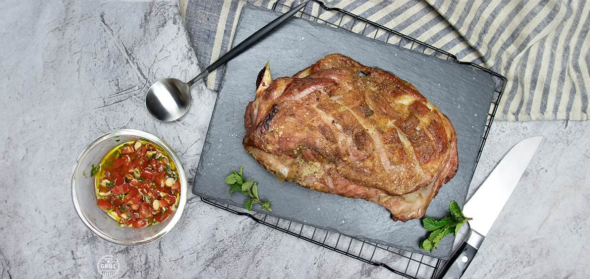 Epaule d'agneau rôtie avec une marinade à la tomate