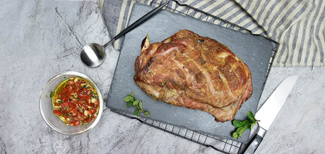 Epaule d'agneau rôtie avec une marinade à la tomate