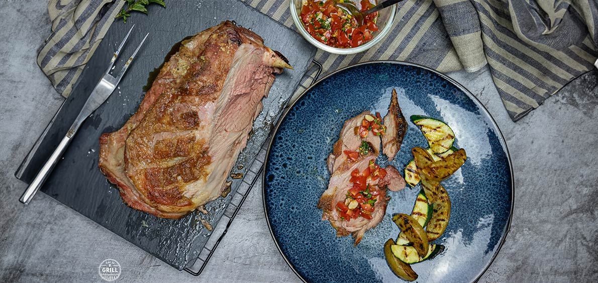 Epaule d'agneau rôtie avec une marinade de tomates et des courgettes grillées