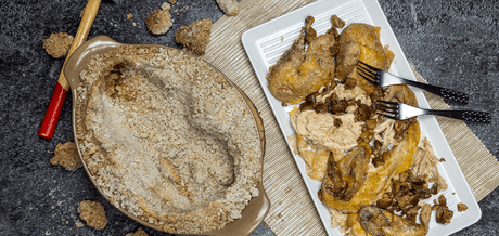 Pintade en croûte de sel sur une assiette blanche