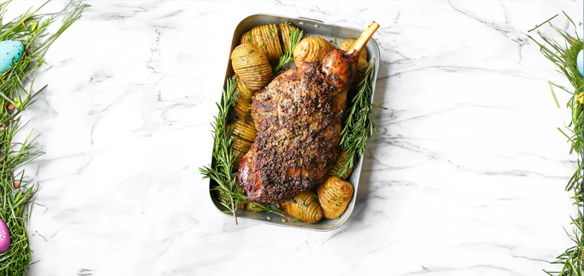 Gigot d'agneau rôti au four avec des pommes de terres 